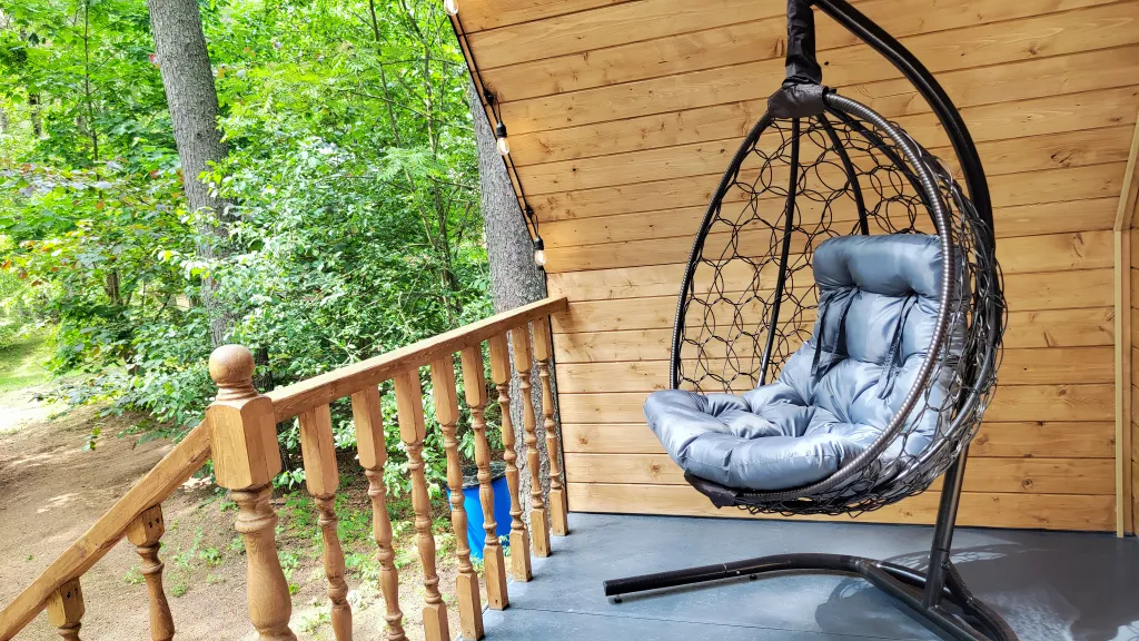 Коттедж Коттедж Амфрейм 6 местный у озера с баней, чаном и детской площадкой с батутом — Ланино