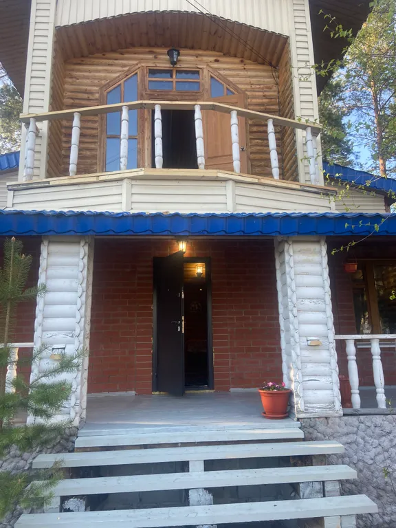 Уютный домик на берегу реки