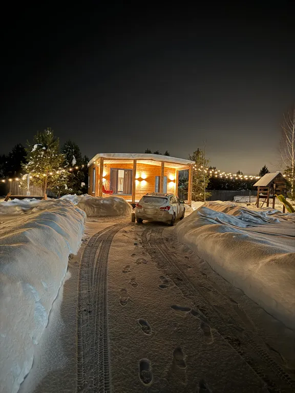 Уютный дом с чаном на опушке леса