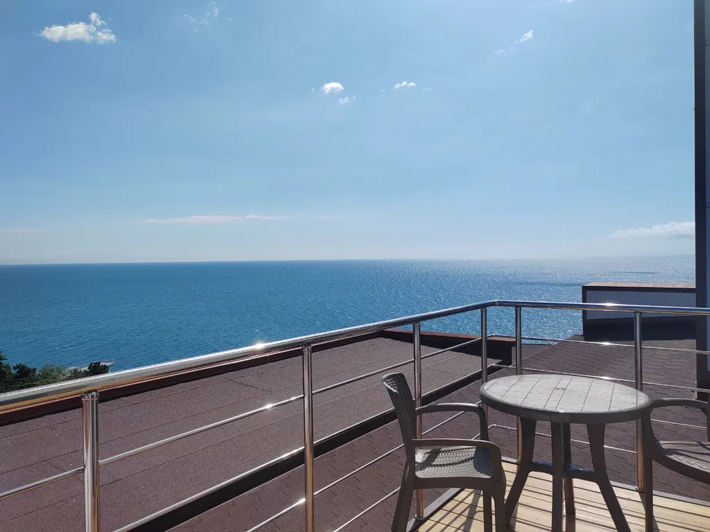 Квартира-студия у моря на 1 линии с балконом — аренда посуточно в Алушта