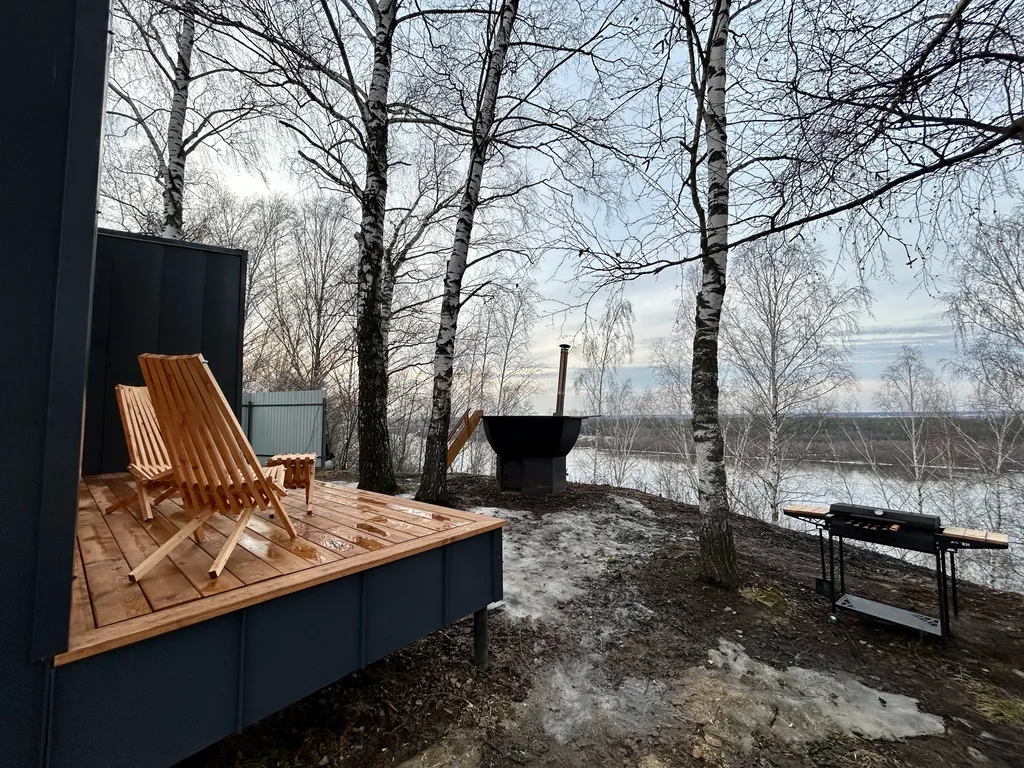 Дом с чаном на берегу реки