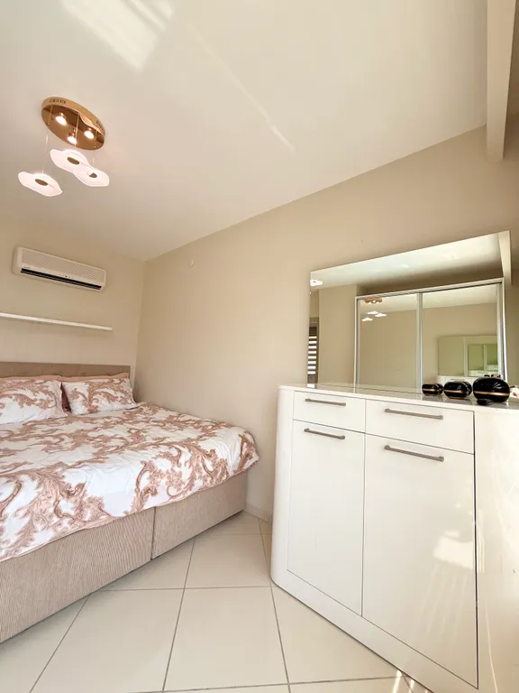 Двухуровневые апартаменты с видом на море и горы