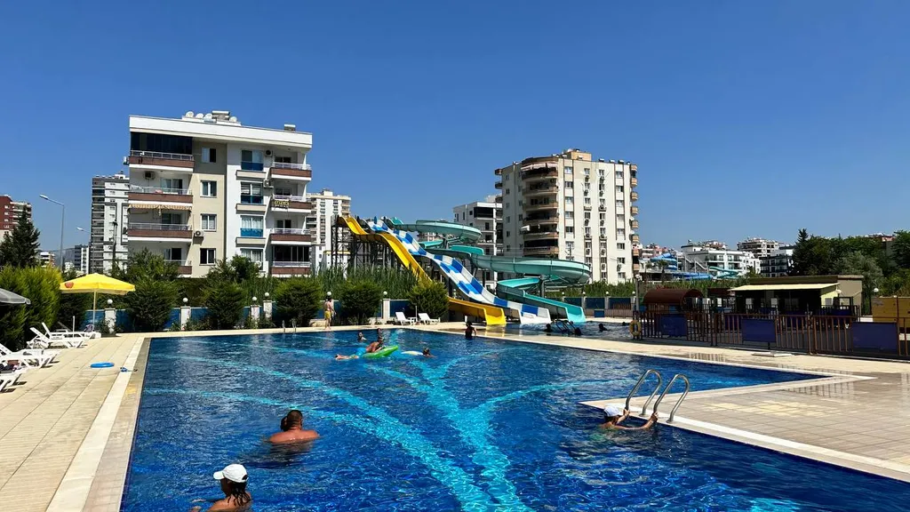 Квартира на Средиземном море с бассейном и горками 4