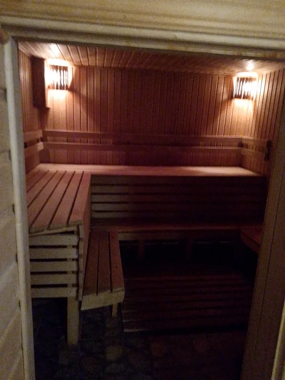 Домик с русской баней на берегу реки