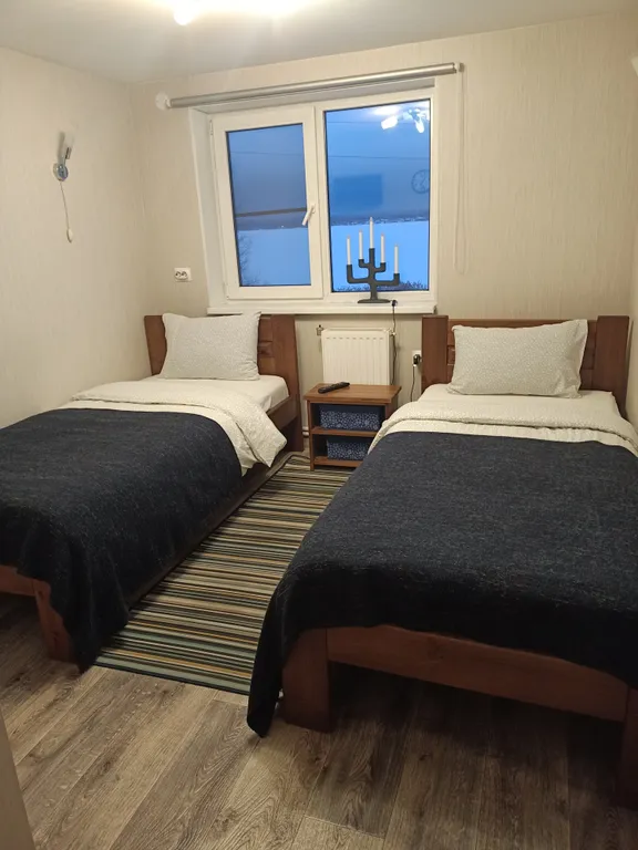 Дом с баней на берегу озера, в черте города