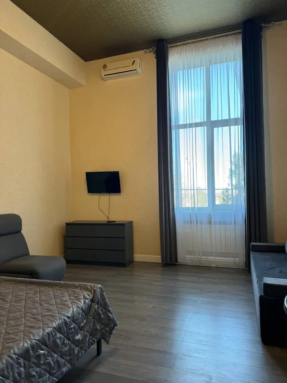 Уютная комната с большой двуспальной кроватью