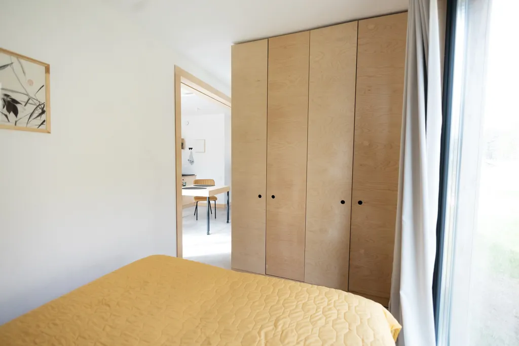 Уютный дом Японская куница с панорамными окнами с видом на лес