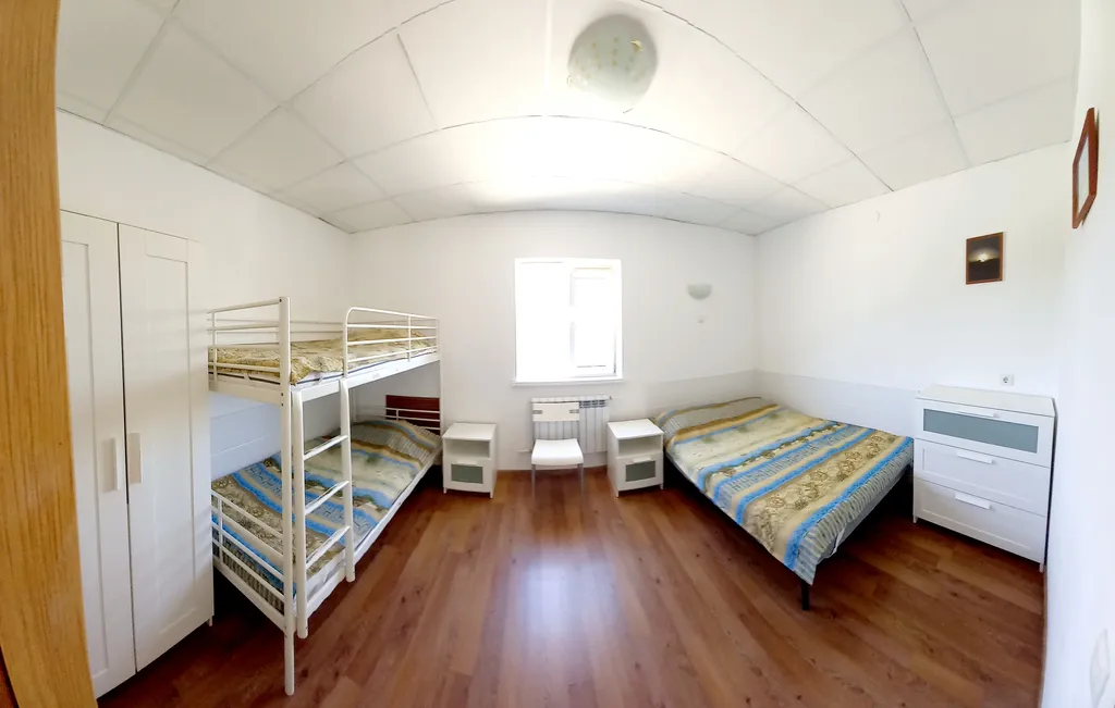 Спальня, кухня с диваном, балкон