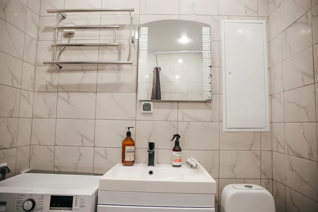 Гармония уюта: светлая студия с кроватью king size