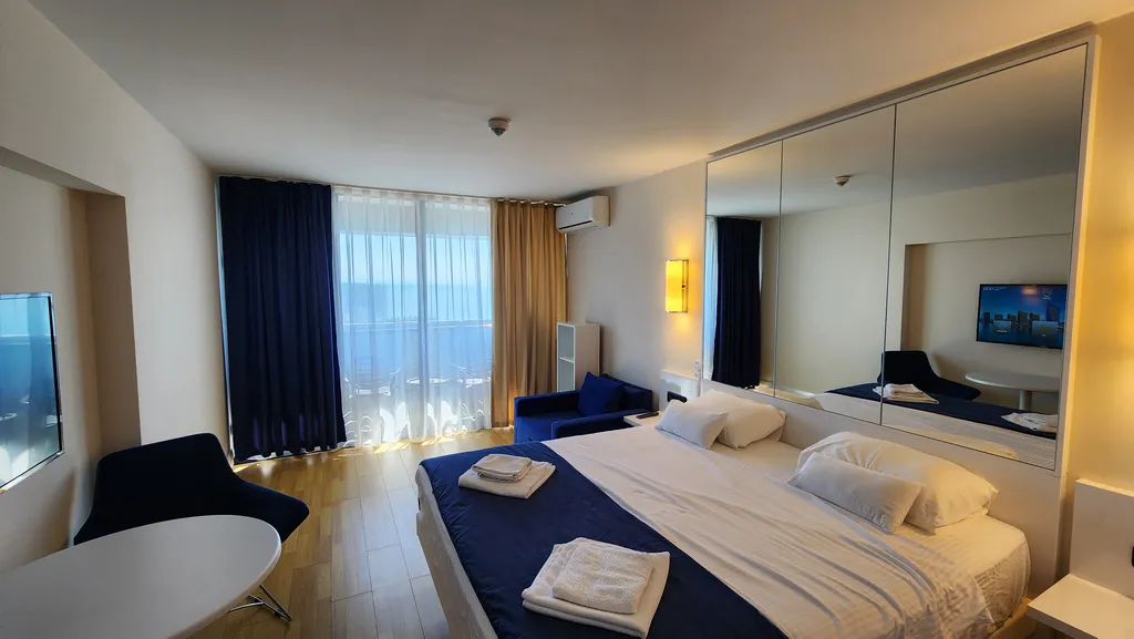 Вид на город и море