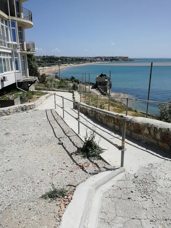 Уютный трёхместный номер на берегу моря