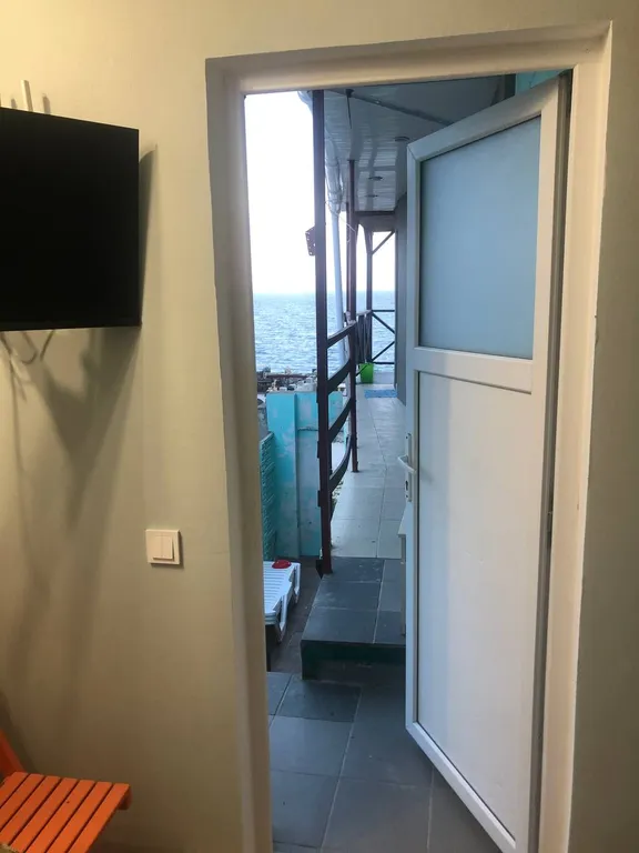 Номер с маленьким балкончиком на двоих у самого моря