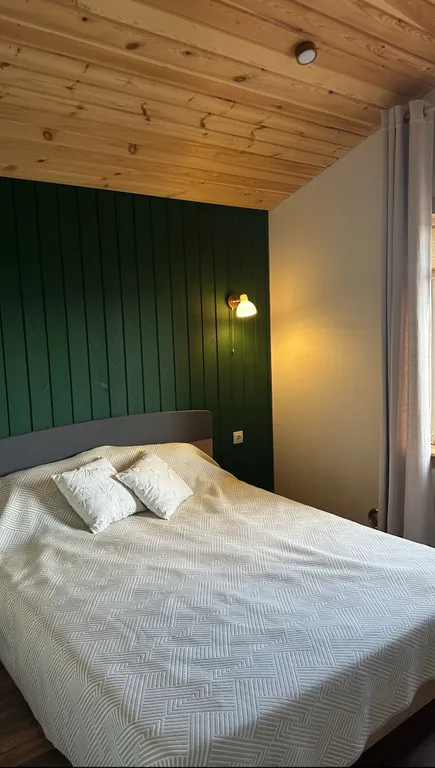 Дом-баня в красивом саду рядом с водоемом