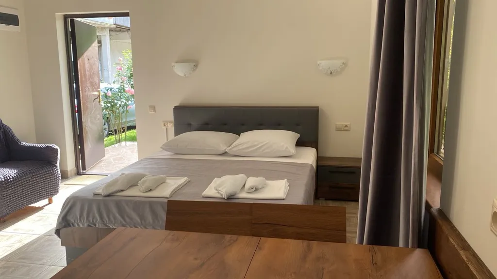 Квартира с отдельным входом и придомовой территорией