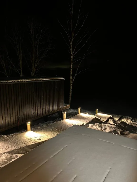 Домик на 2 с окном в потолке прямо на берегу