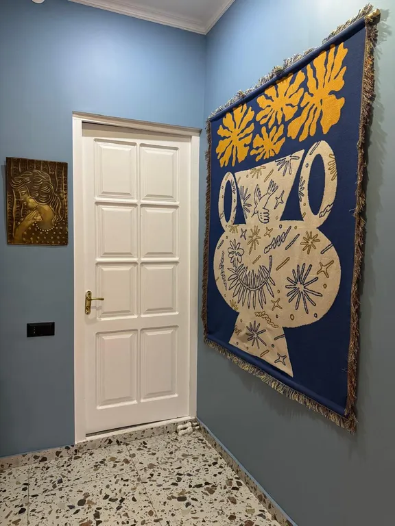 Винтажная квартира с камином в центральном районе Тбилиси, Чугурети