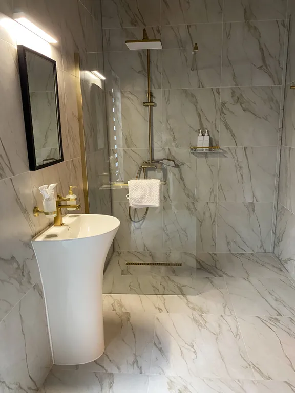 Трёхкомнатный коттедж в лесу у пруда