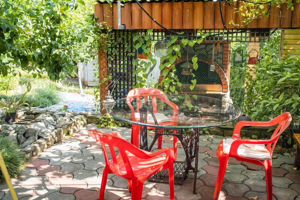 Уютный домик-трейлер в красивом саду