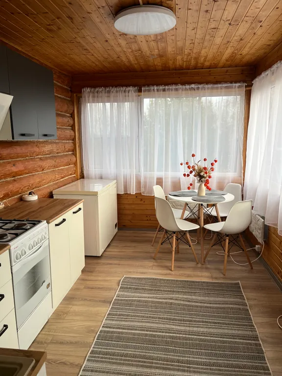 Дом на берегу озера с собственной конюшней