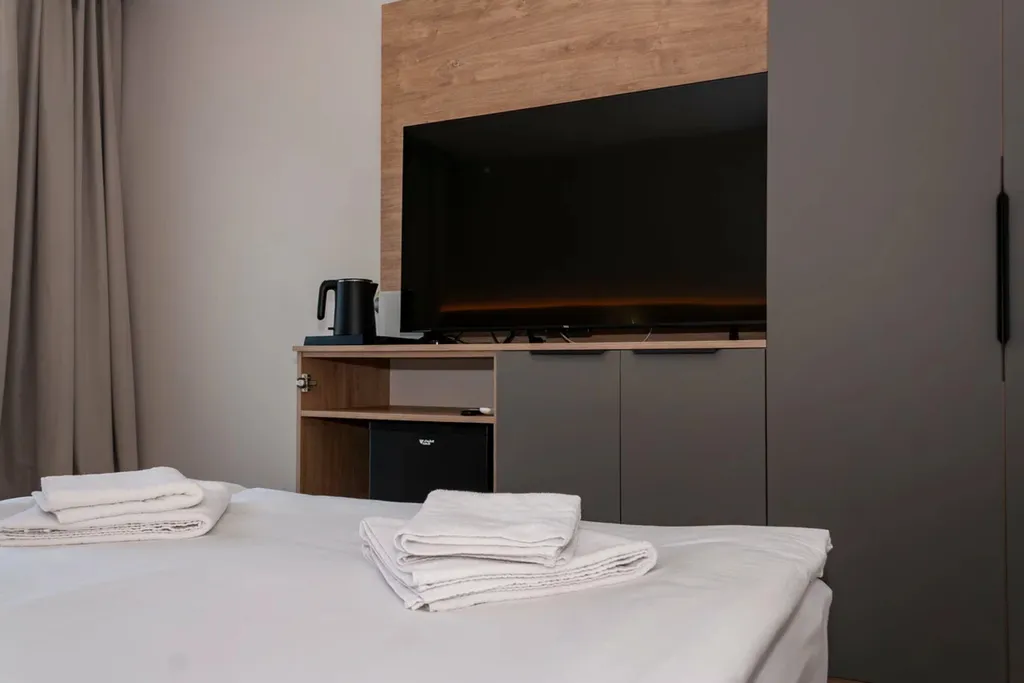 Номер с видом на тихое лесное озеро, лес и гору