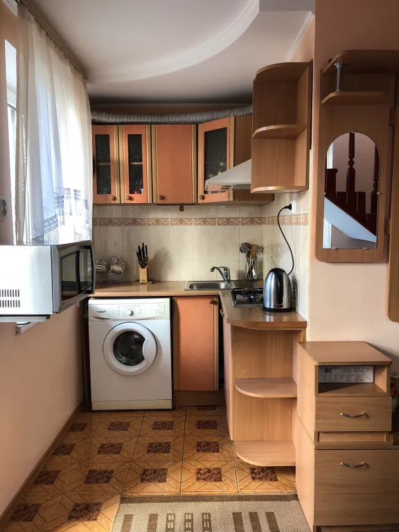 Двухэтажный дом с шикарным уютным двором в самом центре