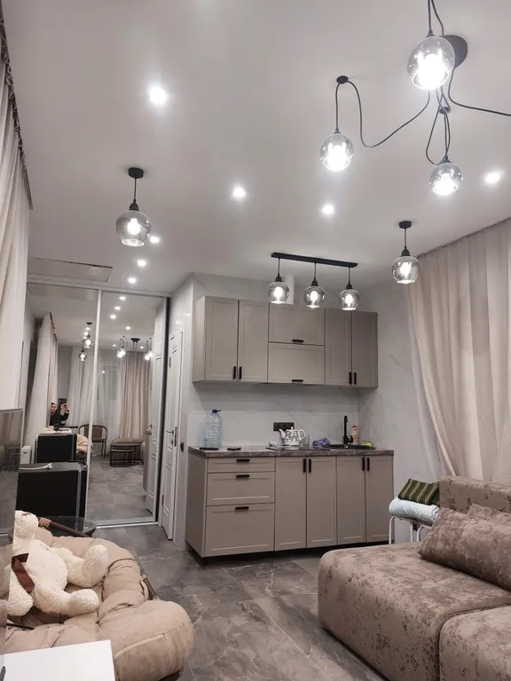 Домик в деревне в окружении леса