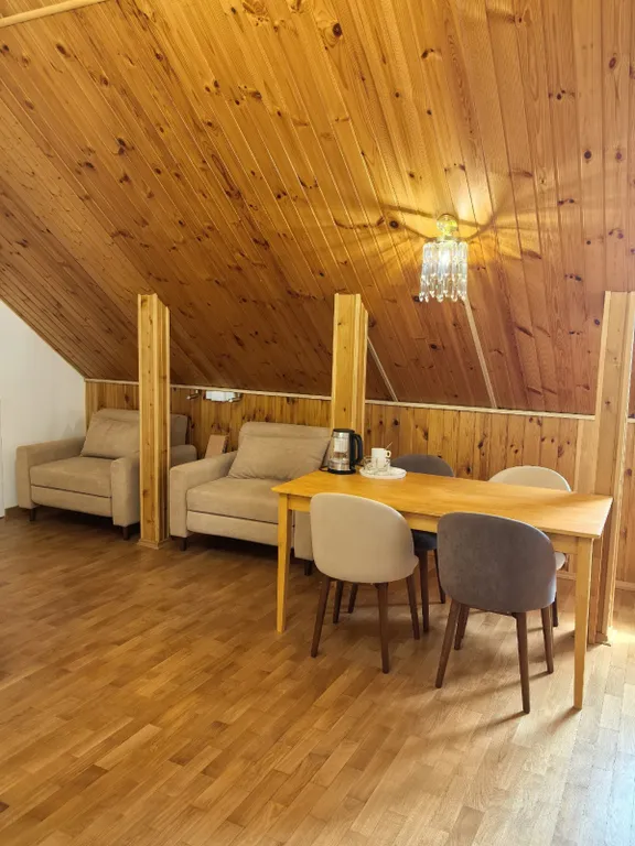 Четырехместный семейный номер с четырьмя кроватями в мансарде