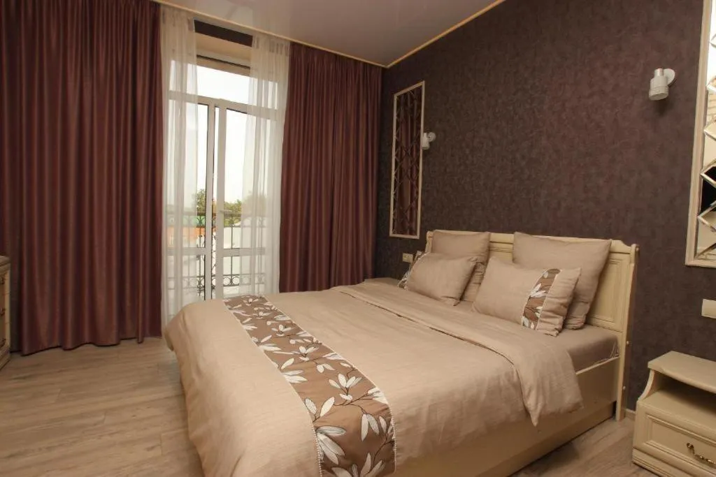 Сталинка вблизи вокзалов и исторического центра