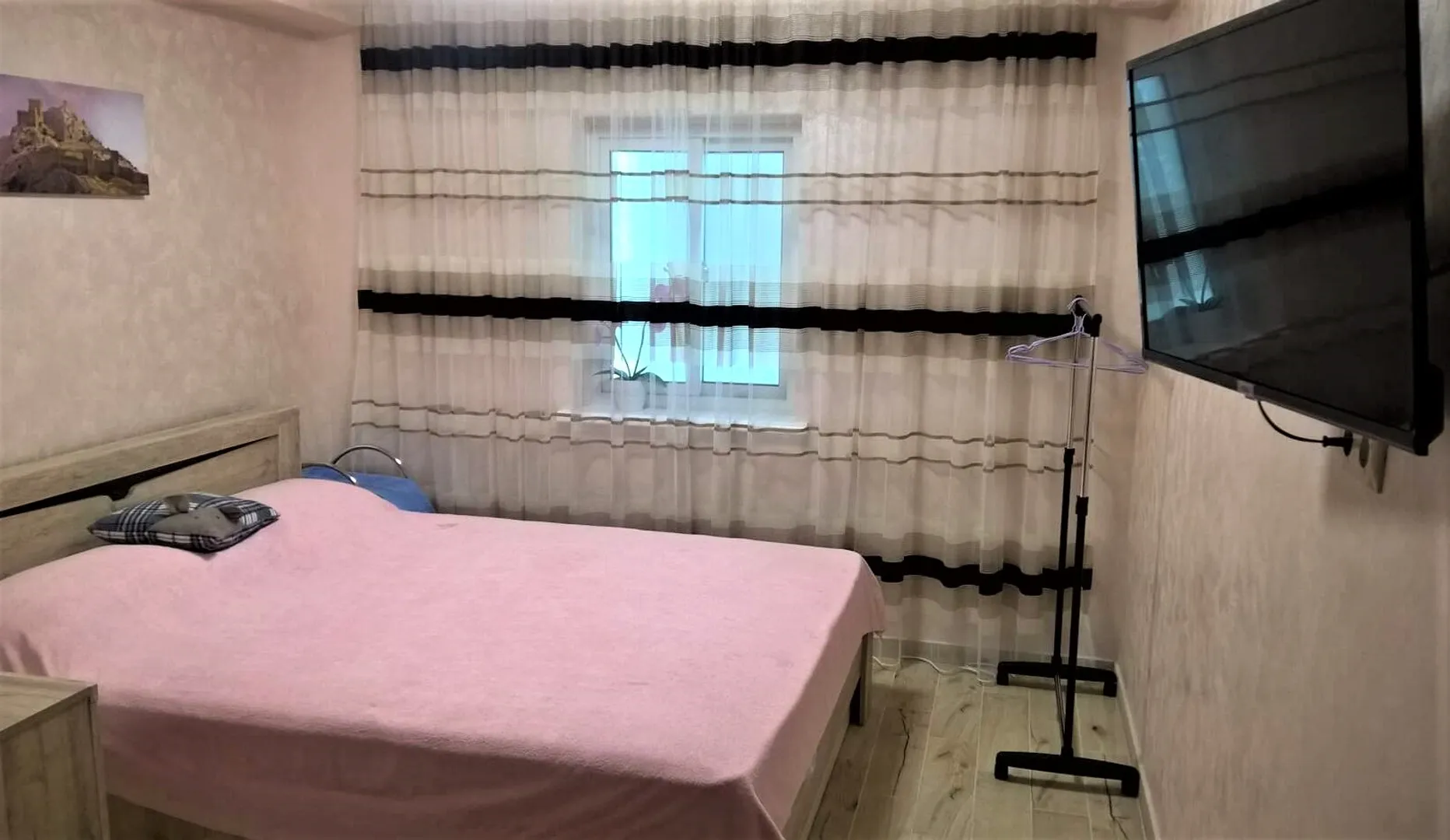 Спальная зона представлена двуспальной кроватью king-size, комодом, вешалкой для белья, тумбочкой и TV с кабельным телевидением.