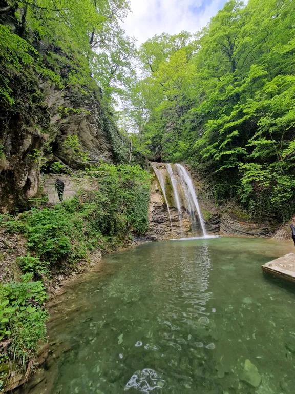 Дом на море в окружении гор