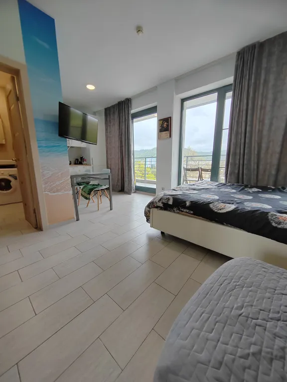 Апартаменты первая линия, у моря, с балконом и видом на горы