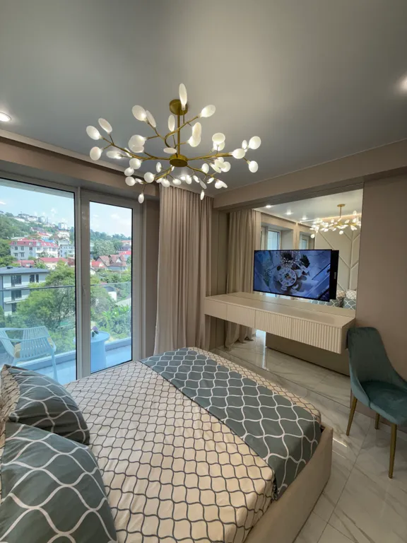 Дизайнерская квартира возле моря с балконом