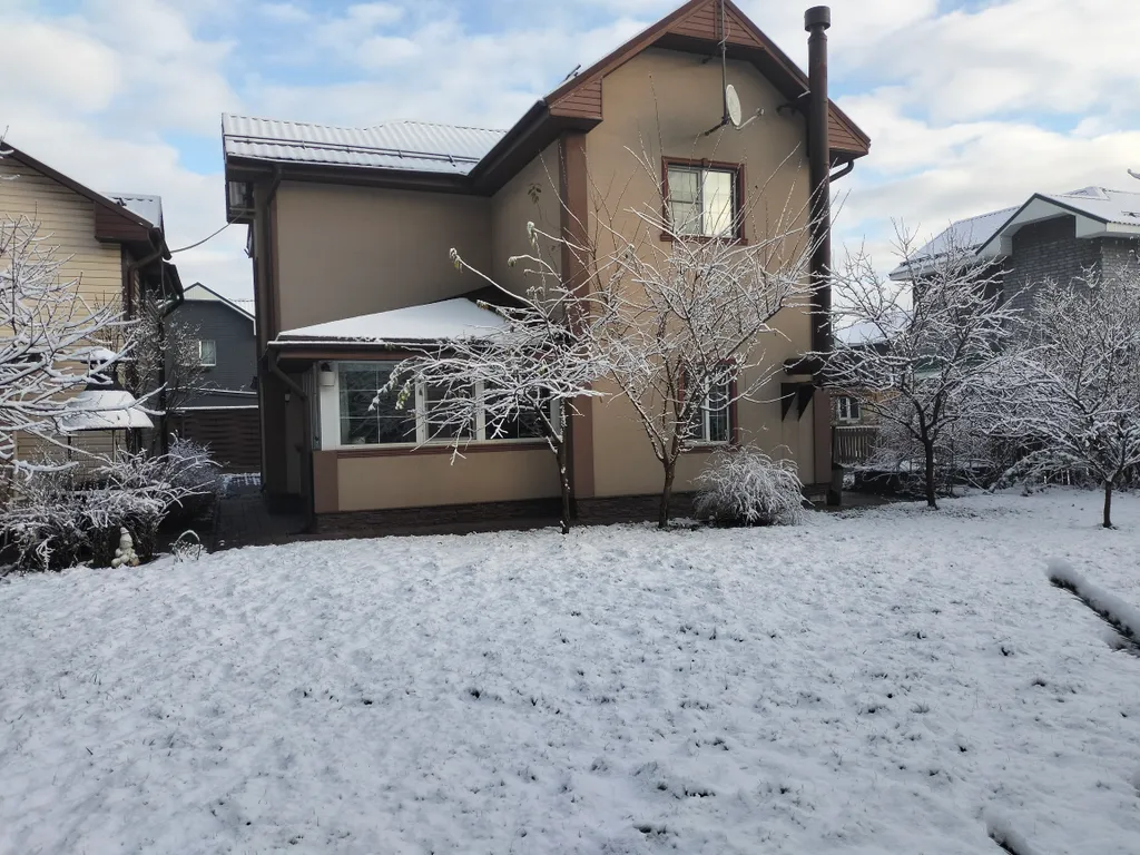 Уютный коттедж с дровяным камином, в окружении лесного массива