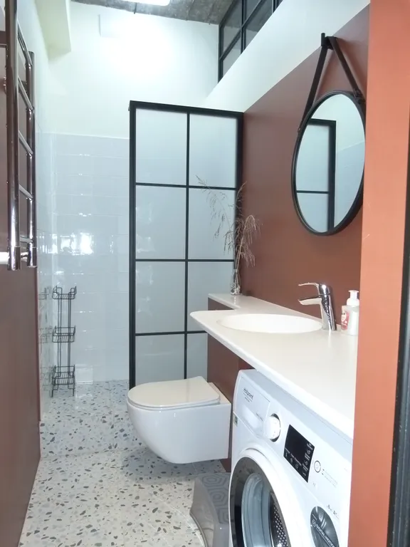 Квартира с дизайнерским ремонтом в японском стиле с бассейном