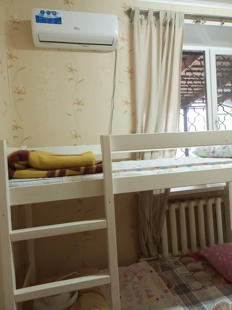 Сплит в верху над двухъярусной кроватью
