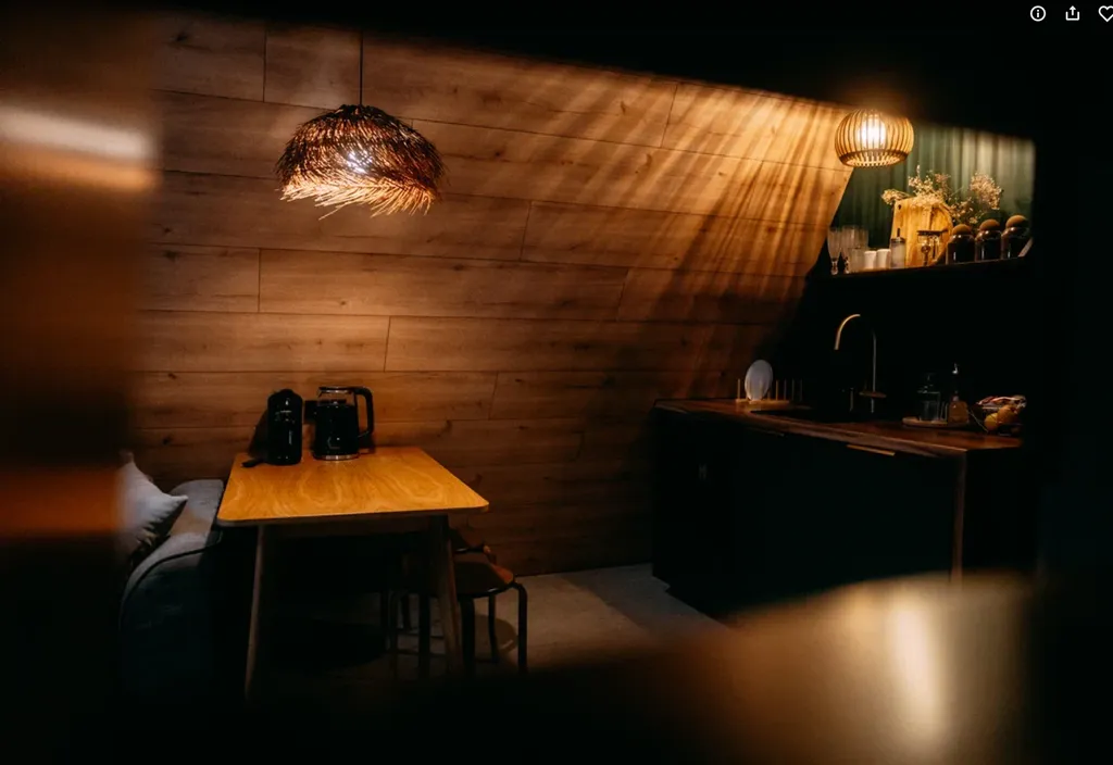 Хвойный - треугольный дом в сосновом лесу