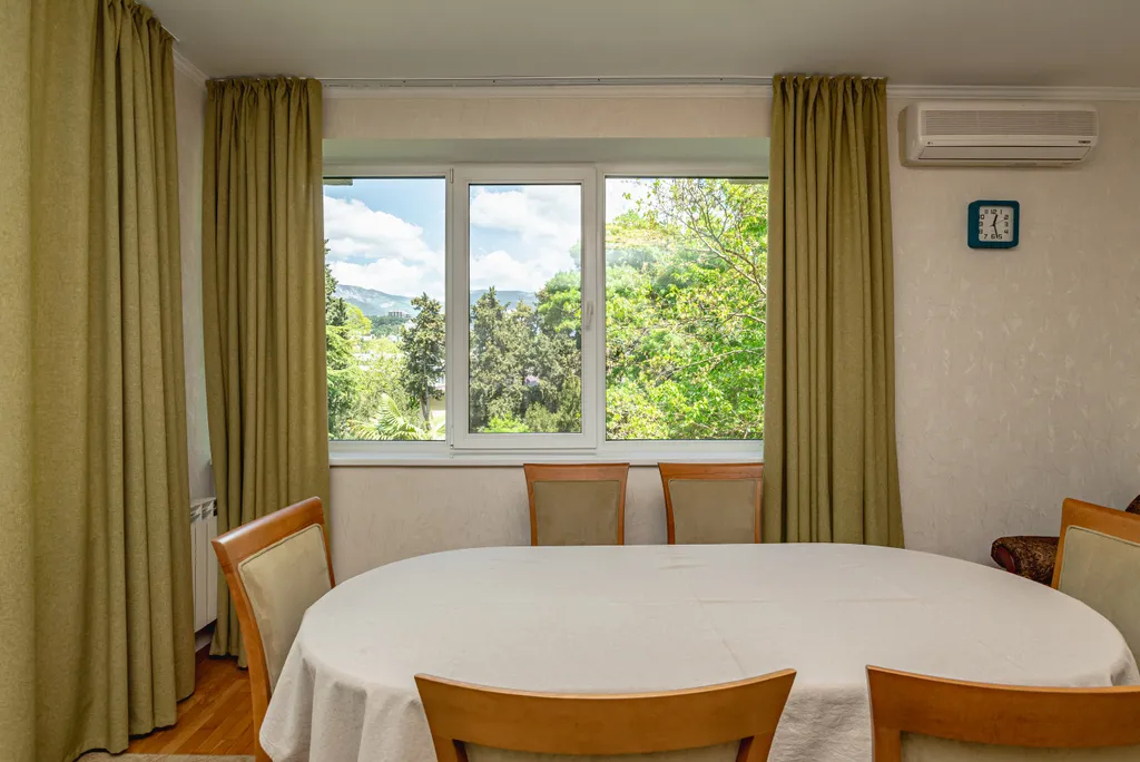 Уютные апартаменты в центре Ялты с видом на горы с 3-балконами