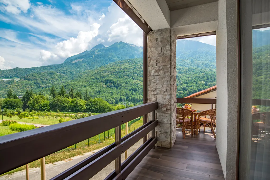 Апартаменты с видом на горы из спальни