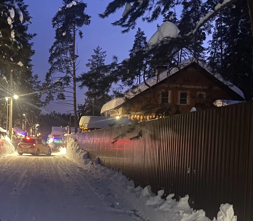 Дом в черте города в сосновом лесу