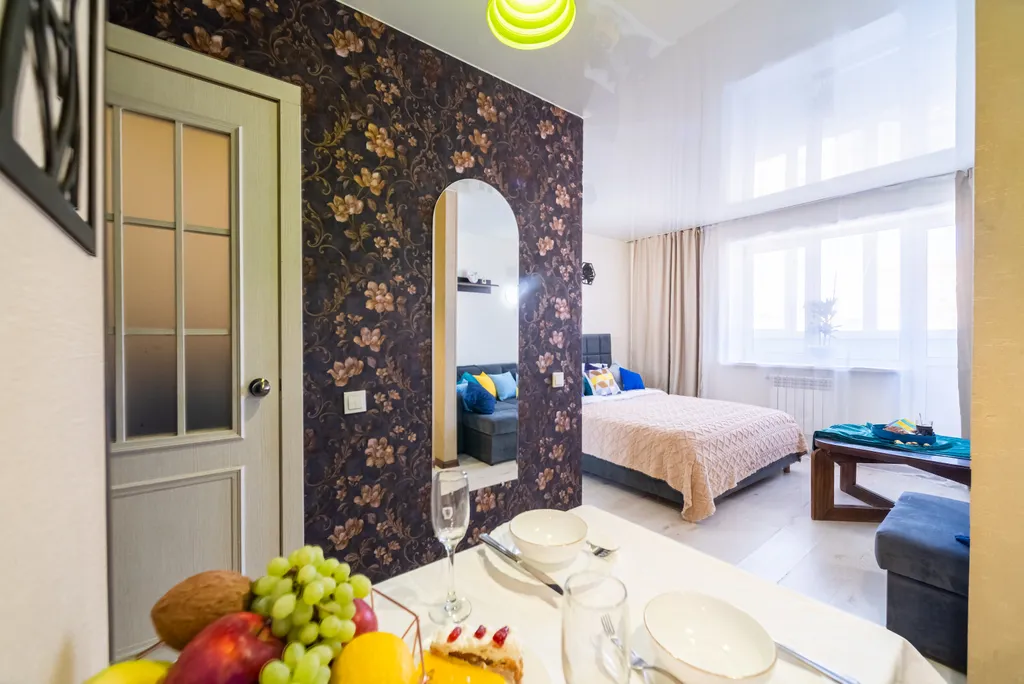 Светлая студия с видом на тихий зелёный двор