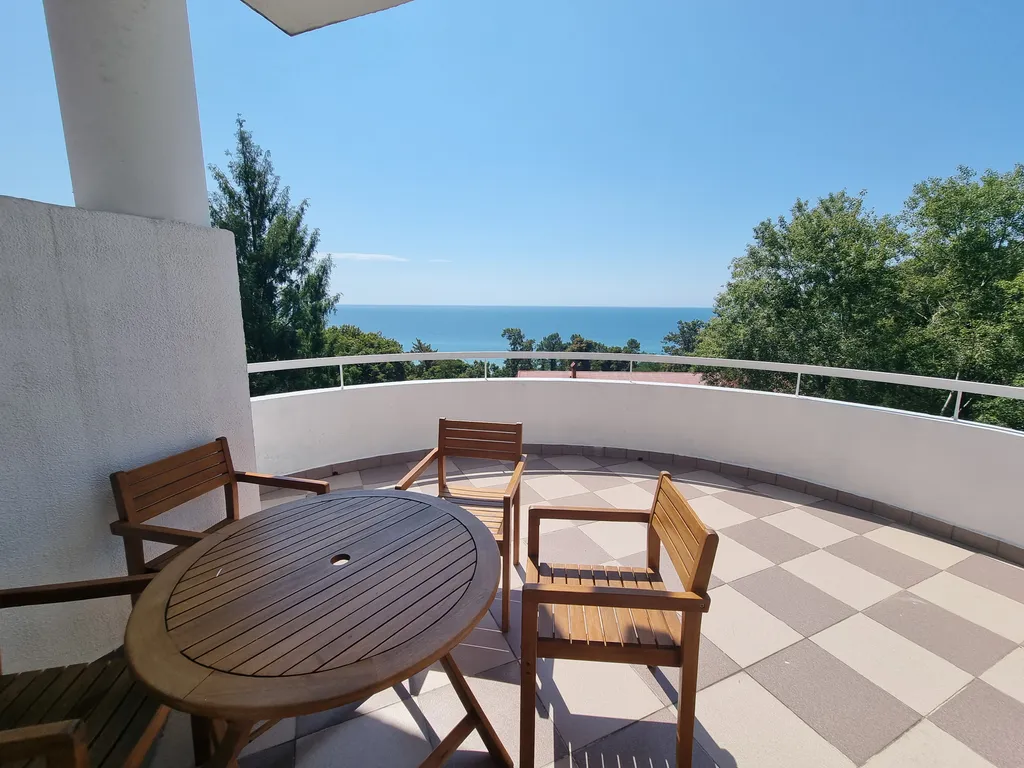 Вилла с открытым бассейном и видом на море