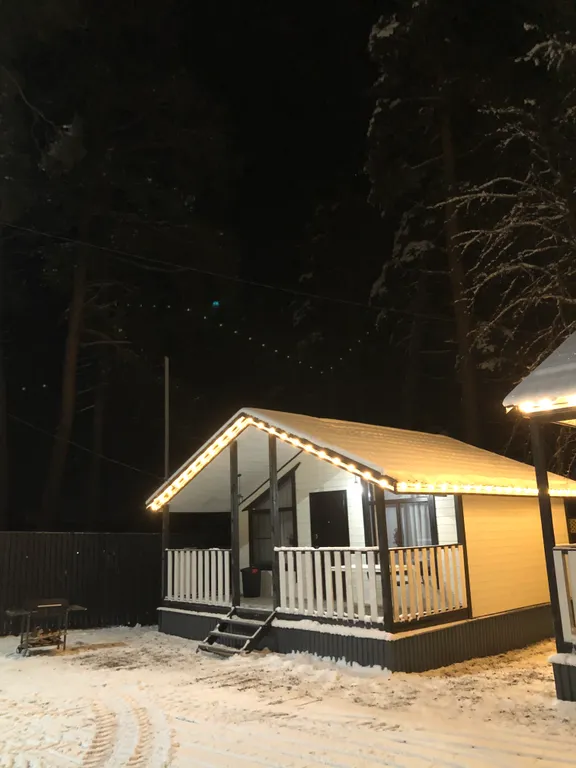 Домик в сосновом бору с видом на горы и лес