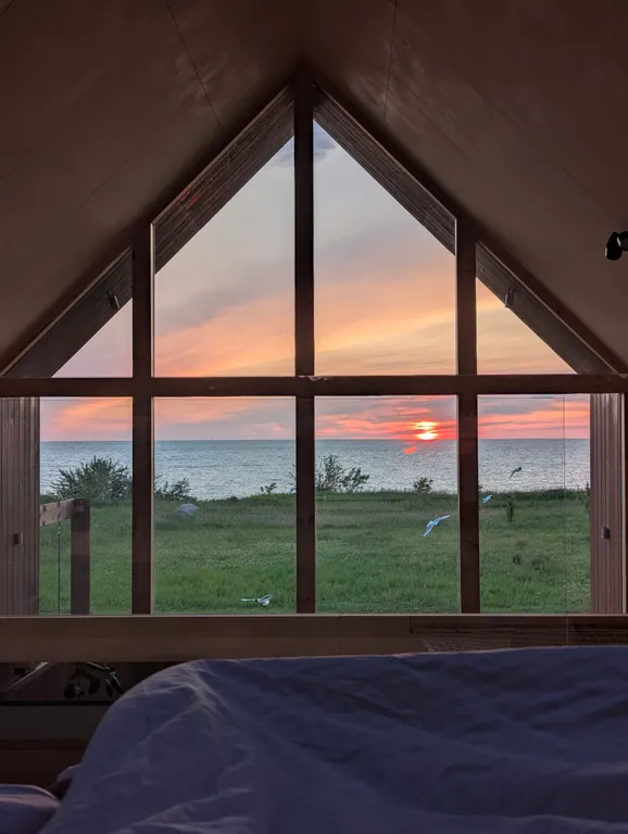 Дом с баней и горячей купелью на озере