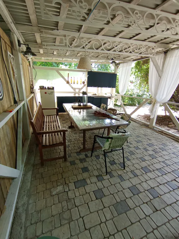 Дом с баней, бассейном и беседкой