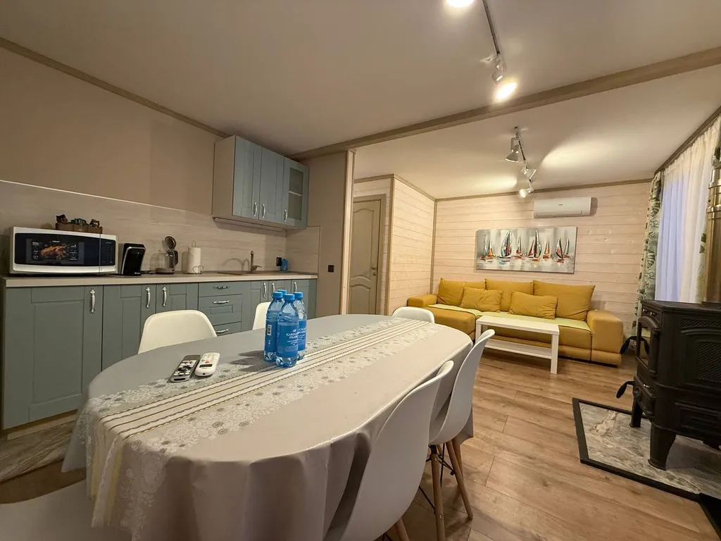 Коттедж с видом на пруд и парк