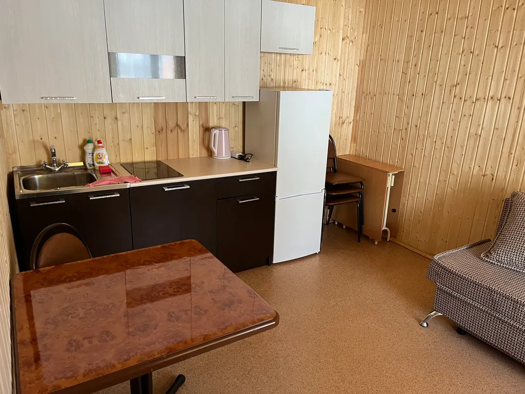 Коттедж Отделенный деревьями от других новый дом с полноценной кухней — Архыз