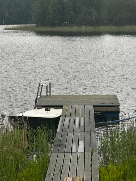 Уютный семейный дом на берегу озера