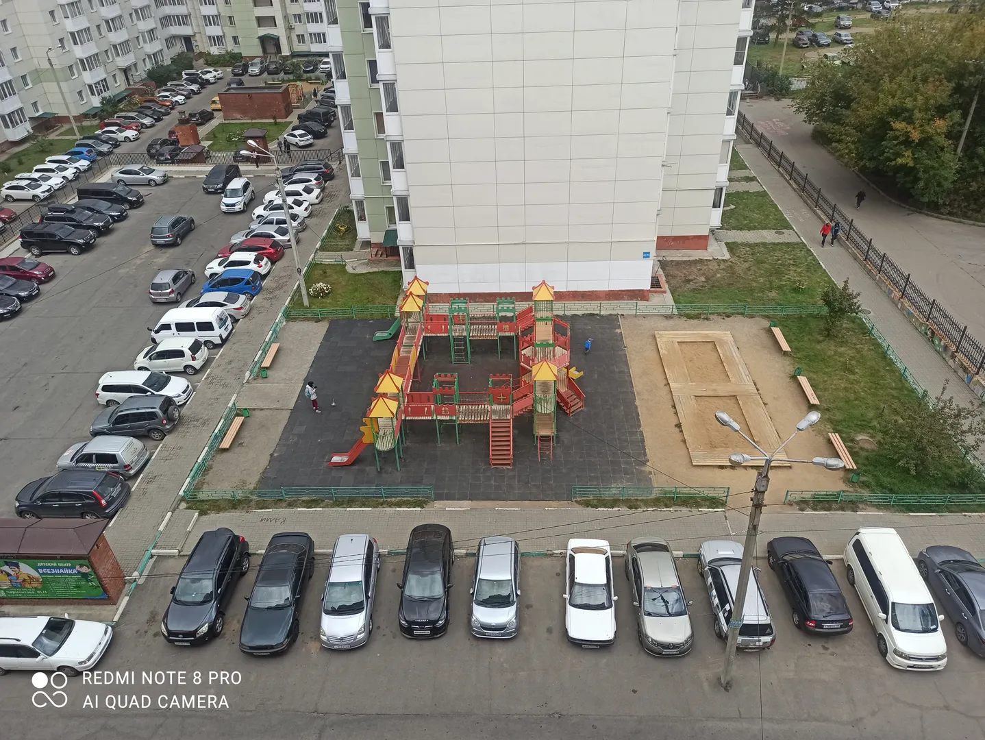 Парковка для авто у дома, за домом есть платная парковка