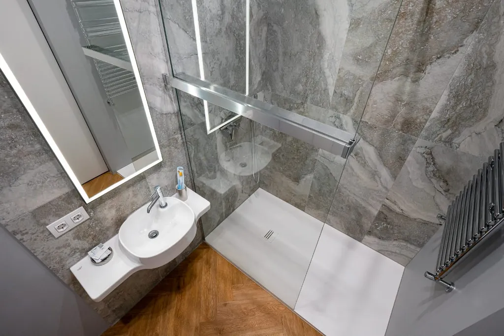 Апартаменты с ванной у окна и видом на море