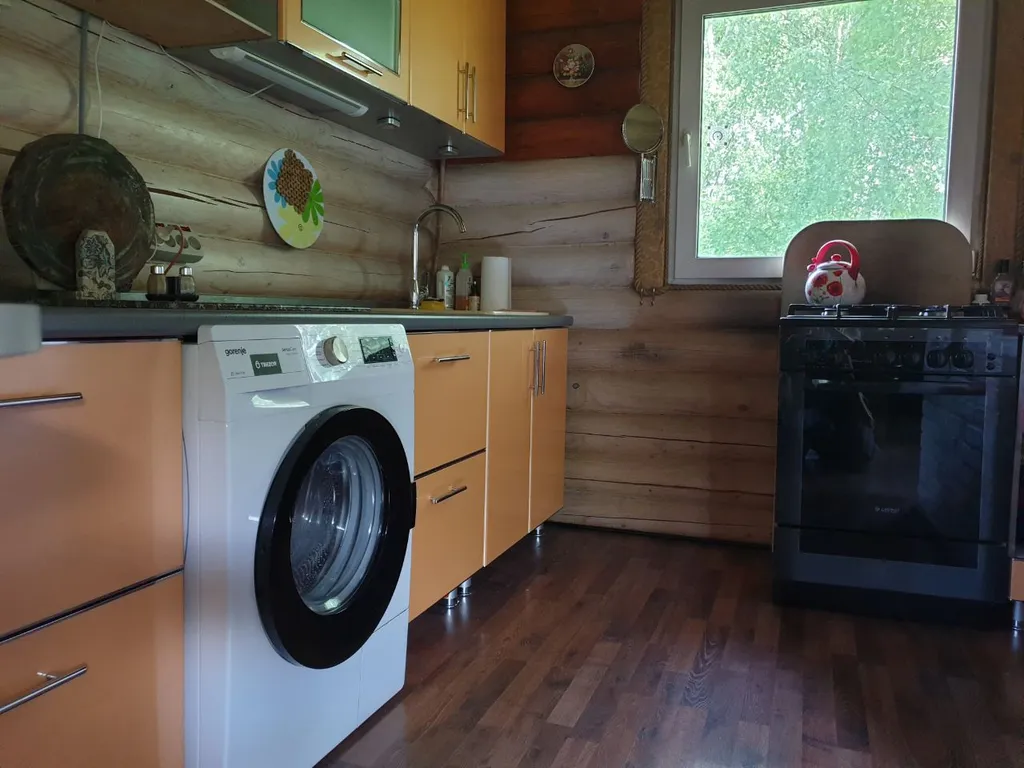 Деревянный сруб в лесу